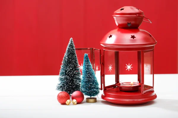 Linterna roja de Navidad con árboles en miniatura —  Fotos de Stock