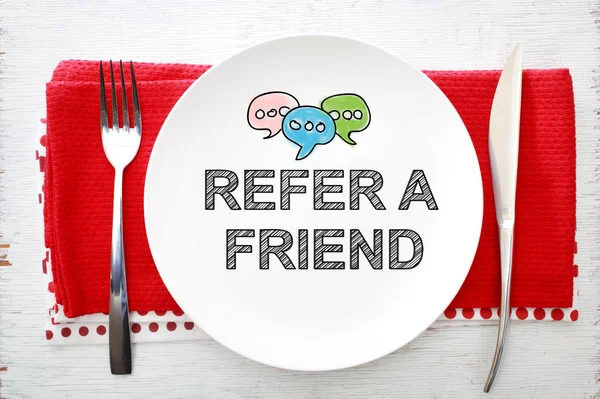 Reffer A Friend koncept på vit tallrik med gaffel och kniv — Stockfoto