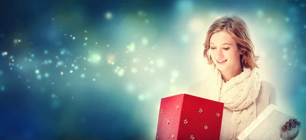 Feliz joven mujer con regalo de Navidad caja — Foto de Stock