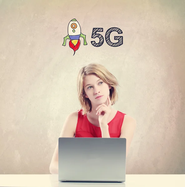 Conceito 5G com mulher trabalhando em um laptop — Fotografia de Stock