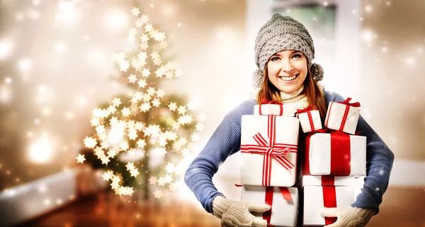 Mujer feliz sosteniendo muchas cajas presentes —  Fotos de Stock