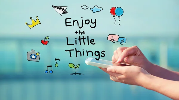Наслаждайтесь концепцией Little Things со смартфоном — стоковое фото