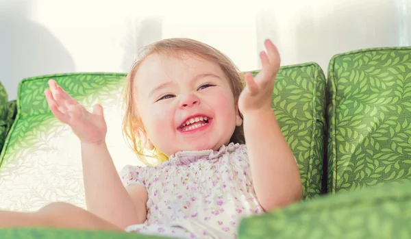 Menina criança feliz em um balanço — Fotografia de Stock