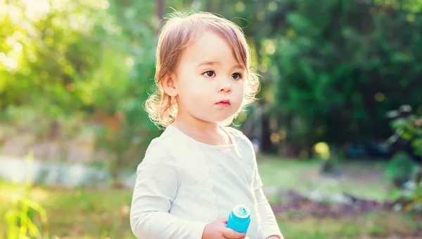 Barn girl spela utanför — Stockfoto