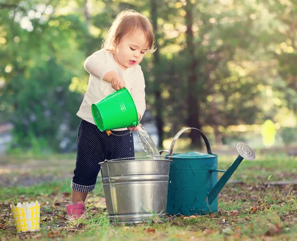 Ευχαρίστως toddler κορίτσι που παίζει έξω από — Φωτογραφία Αρχείου