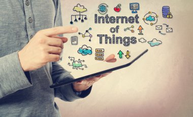 Internet of Things kavramı işaret eden adam