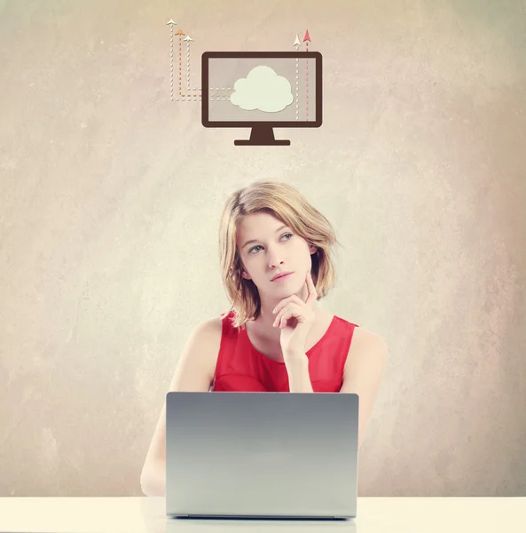Concepto de nube con la mujer trabajando en un ordenador portátil — Foto de Stock
