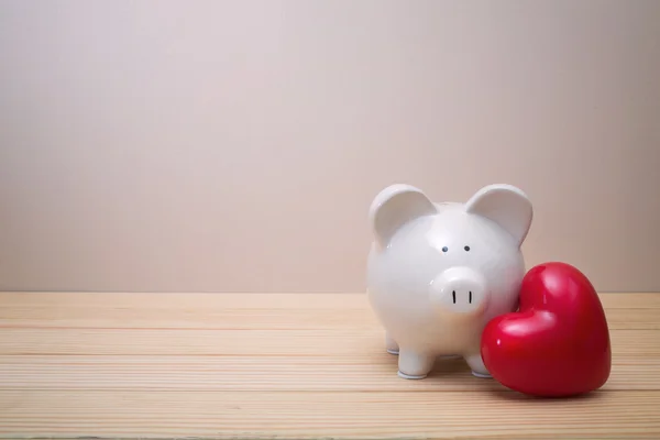 Banco Piggy com coração vermelho — Fotografia de Stock