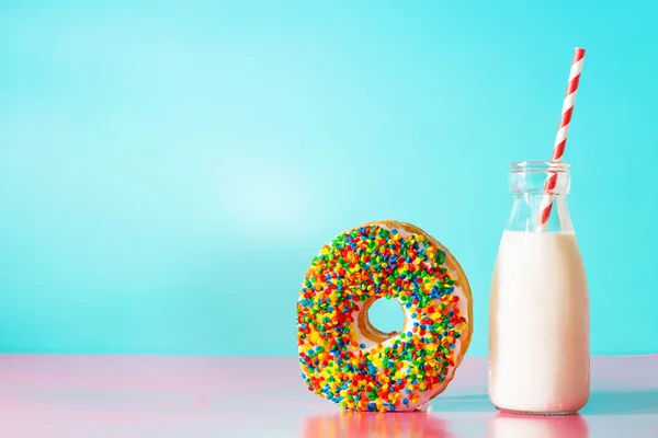 Donut con leche —  Fotos de Stock