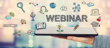 Webinar kavramı ile bir tablet tutan adam 