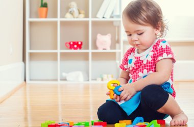 Yürümeye başlayan çocuk kız içinde ona oyuncaklar ile oynama