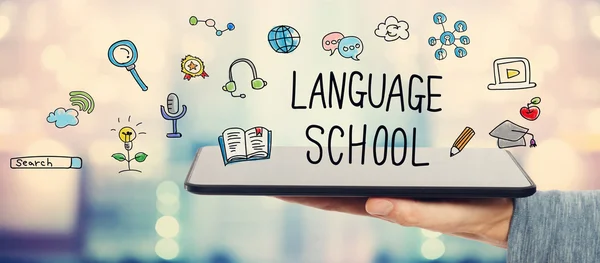 Conceito de escola de idiomas com homem segurando um tablet — Fotografia de Stock