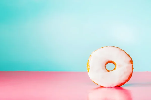 パステル カラーの青色とピンク色の背景に白のドーナツ — ストック写真