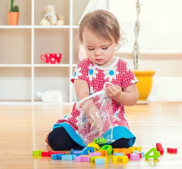 Barn Tjej leker med hennes leksaker — Stockfoto