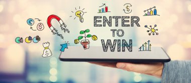 Kazanmak kavram için bir tablet tutan adamla girin