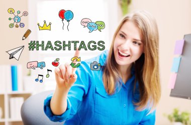 Genç kadın konseptiyle hashtags