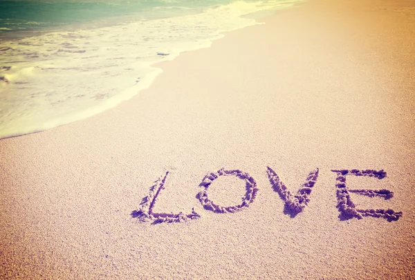 Liefde ingeschreven in het zand van het strand — Stockfoto