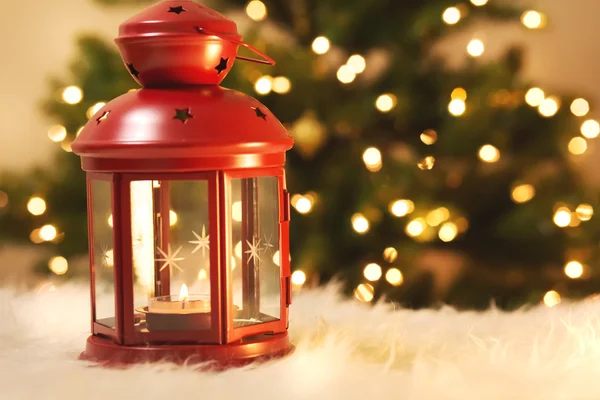 Linterna de Navidad con árbol por la noche — Foto de Stock