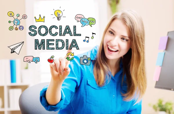 Sociale Media concept met jonge vrouw — Stockfoto