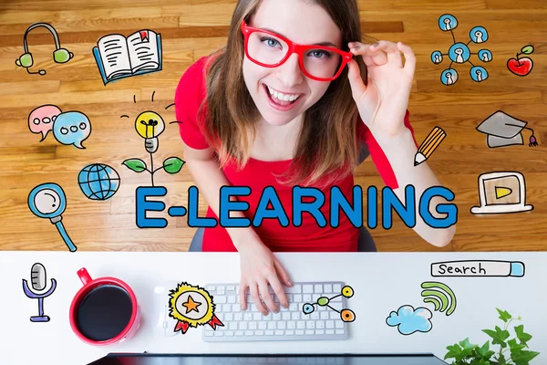 E-Learning koncepcja z młoda kobieta z czerwone okulary — Zdjęcie stockowe