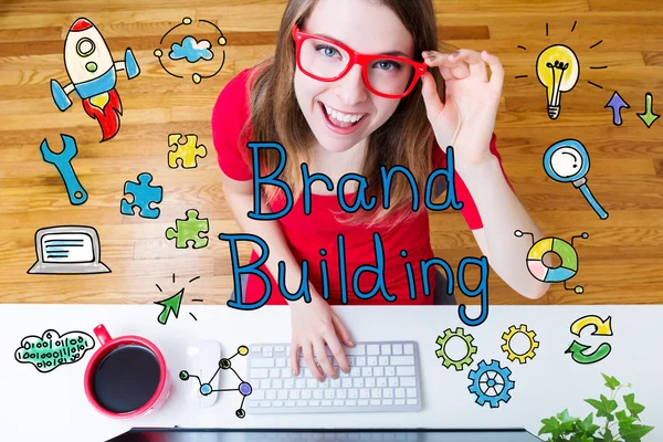 Brand Building concept con giovane donna — Foto Stock