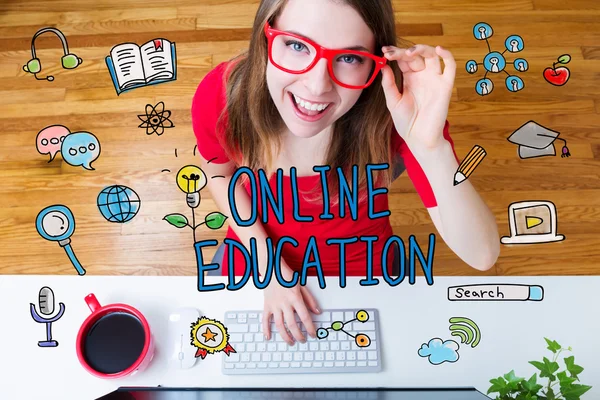Online onderwijs concept met jonge vrouw — Stockfoto