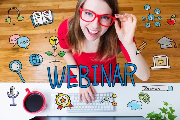 Webinar concept met jonge vrouw met rood glazen — Stockfoto