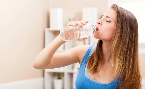 Genç kadın içme suyu uygun — Stok fotoğraf
