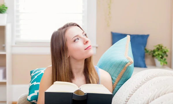 Glad ung kvinna läser en bok — Stockfoto