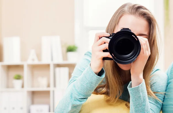 Junge Fotografin mit Kamera — Stockfoto