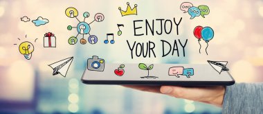 Your gün kavramı bir tablet tutan adamla tadını çıkarın. 