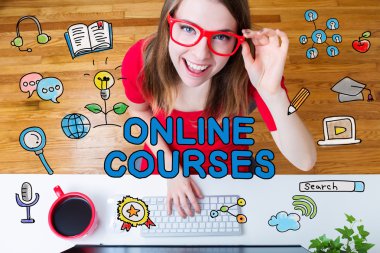 Genç kadın ile online kurslar kavramı