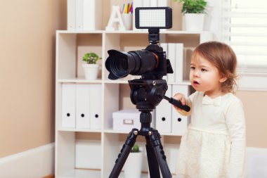 Profesyonel bir kamera ile yürümeye başlayan çocuk kız  
