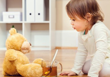 Çay saati onun oyuncak ayı ile olan kız