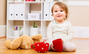 Çay saati onun oyuncak ayı ile olan kız