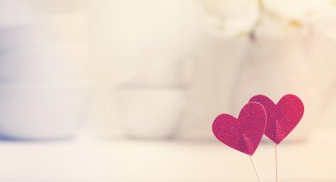 Beyaz porselen yemekleri ile küçük Kalpler