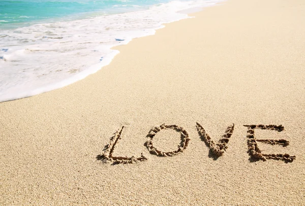 Liefde ingeschreven in het zand van het strand — Stockfoto