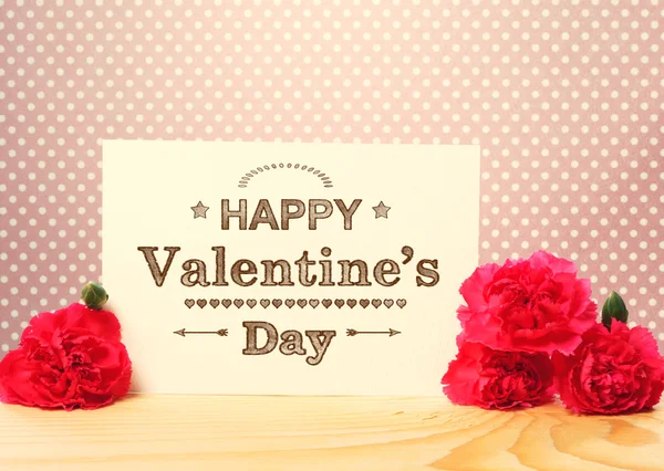 De dag van Valentijnskaarten bericht met anjers — Stockfoto