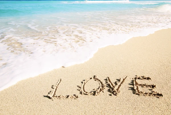 Liefde ingeschreven in het zand van het strand — Stockfoto