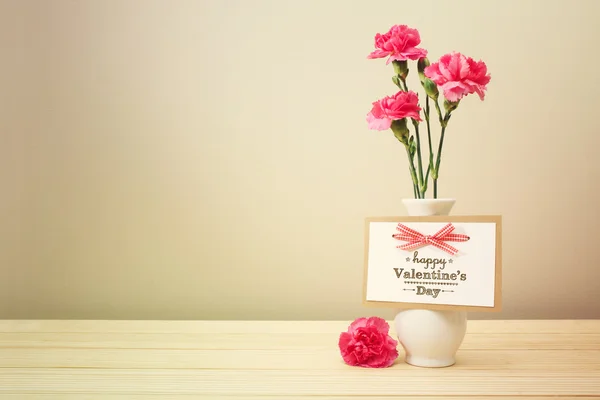 Послание Валентина с розовыми гвоздиками — стоковое фото