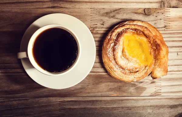 Danish on a rustic table with coffee — Stock Photo, Image