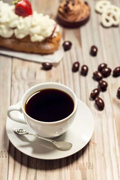Surtido de postres de panadería con café —  Fotos de Stock