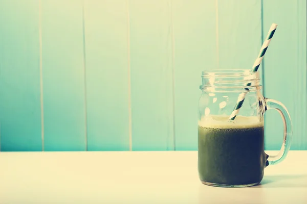 Smoothie verde em pote de maçons com palha de papel — Fotografia de Stock