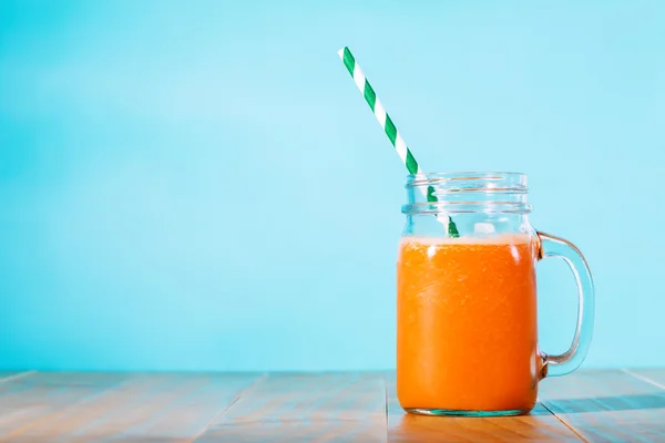 Karottensaft im Maurerglas — Stockfoto