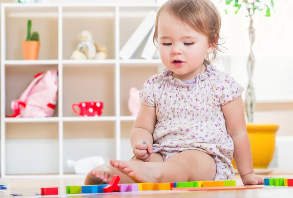 Gelukkig peuter meisje spelen met haar speelgoed — Stockfoto