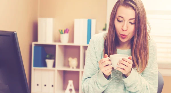 Glad ung kvinna dricker kaffe — Stockfoto