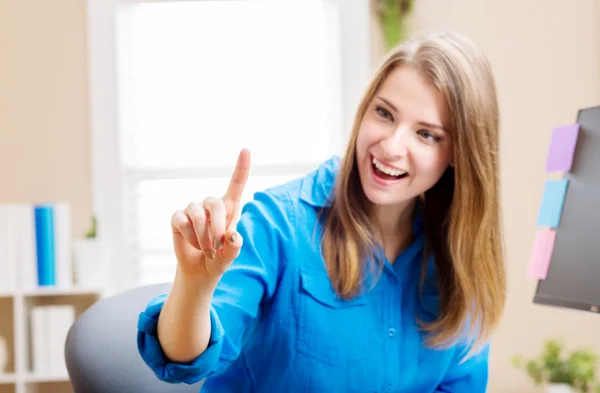 Gelukkig jonge vrouw wijzend op iets — Stockfoto