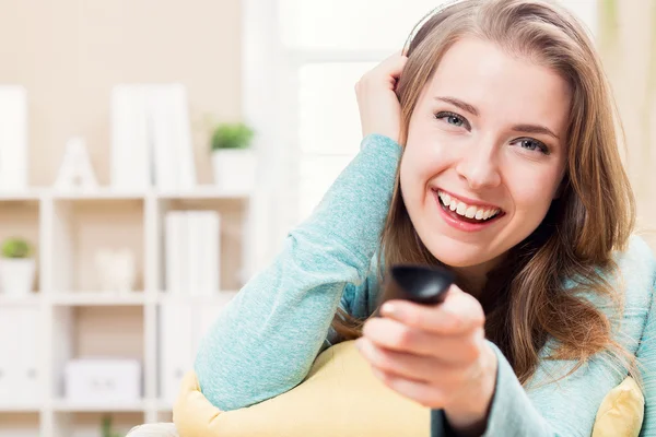 Young woman watching TV — Stock Photo, Image