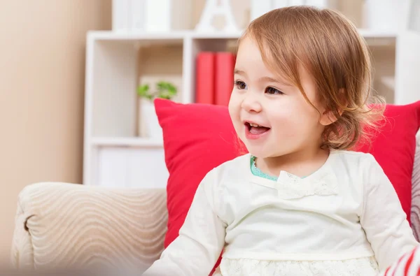 Felice bambina sorridente nella sua casa — Foto Stock