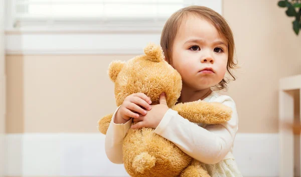 Κορίτσι μικρό παιδί Κρατώντας σφιχτά το αρκουδάκι — Φωτογραφία Αρχείου